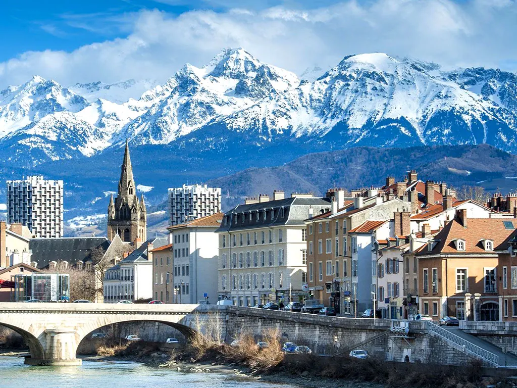 Le Quai Perrière et les montagnes de Grenoble