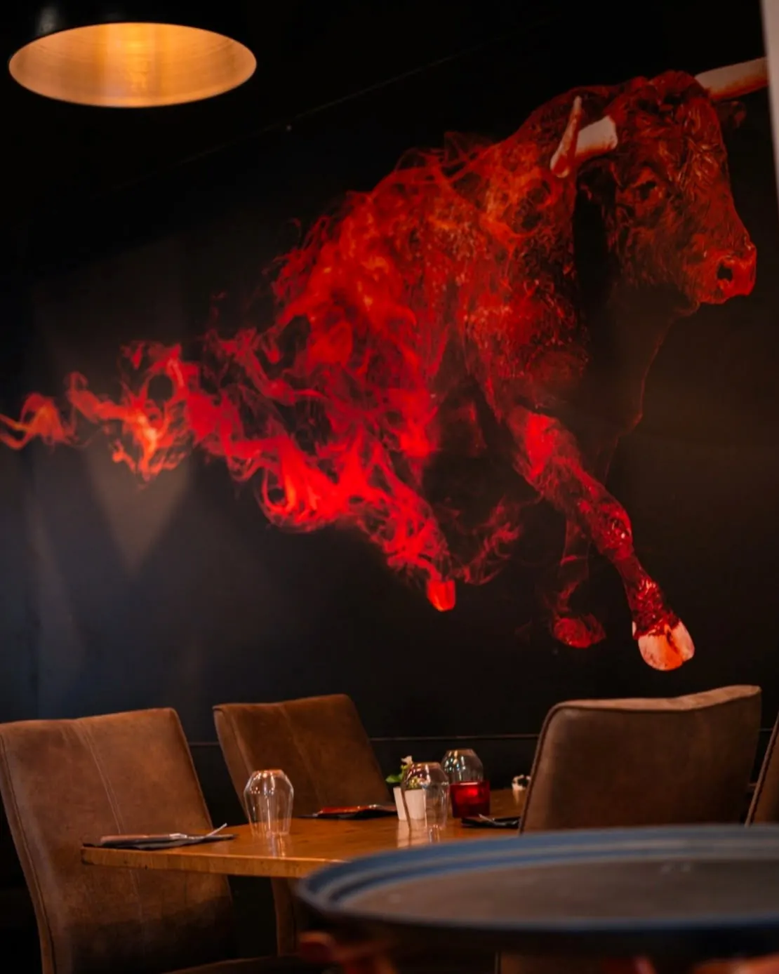 La salle du Yak Steakhouse et sa fresque rouge