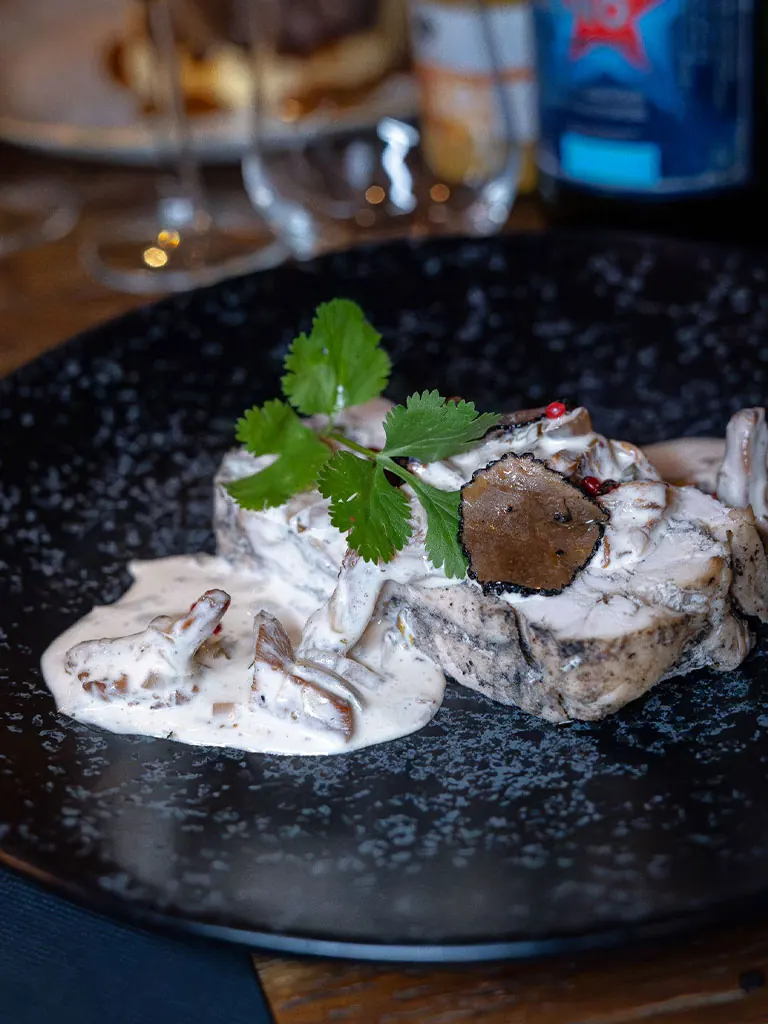 Suprême de volaille sauce à la truffe